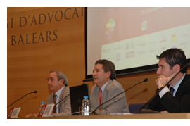 Mart�n Ale�ar, presidente de la Comisi�n de Responsabilidad Civil del ICAIB, JuanFont, decano de los abogados de Baleares y el abogado Carlos Zafra