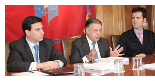 De izquierda a derecha, seg�n la imagen: el director general de red.es, Sebasti�n Muriel, el presidente del Consejo General del Notariado, Antonio Ojeda, y el consejero delegado de Ancert, Carlos Gonz�lez-Bueno, durante la firma del acuerdo