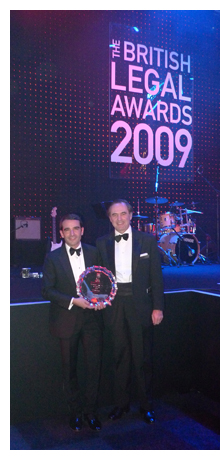 Juan Carlos Machuca, socio director de la oficina de Ur�a Men�ndez en Londres y de Luis de Carlos, socio director del despacho, con el galard�n