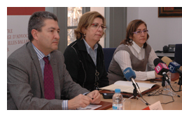 El decano de los abogados isle�os, Juan Font, la directora del Institut Balear de la Dona. Lila Thom�s y la abogada Catalina Monserrat