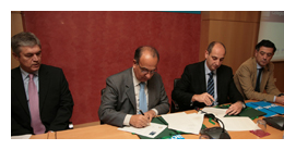 Manuel Camas Jimena, decano del Colegio de Abogados de M�laga, y Juan Manuel Su�rez Jap�n, Rector de la Universidad Internacional de Andaluc�a (UNIA)