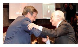 P�o Aguirre, vocal del CGPJ y presidente del Foro Justicia y Discapacidad (izquierda) hace entrega del premio Foro Justicia y Discapacidad al notario Rafael Le�a