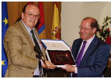 Vicente S�nchez, director de Foro Complutense, la revista del Colegio de Abogados de Alcal� de Henares, recibi� ayer de manos de Hans A. B�ck, director de Lawyerpress.com la placa conmemorativa con la menci�n del premio Lawyerpress