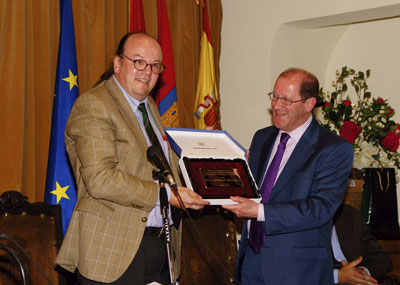 Hans A. Böck, director de Lawyerpress.com, entrega la placa conmemorativa con la mención del premio Lawyerpress 2009 para revistas de colegios de abogados