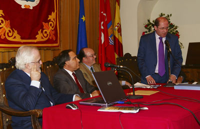 acto solemne del colegio, presidido por su decano, José Luis Doñoro y con un disertación magistral del humorista gráfico Antonio Fraguas, Forges