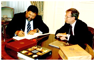 Francisco Caama�o y Antonio Hern�ndez-Gil