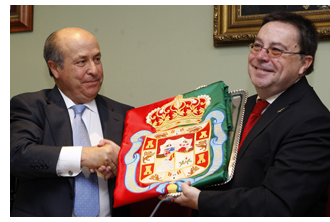 El Colegio de Abogados de Granada ha recibido ayer la Ense�a de la Ciudad de manos del alcalde de Granada, Jos� Torres Hurtado
