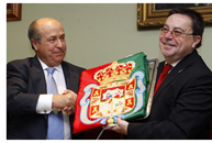 El alcalde de Granada entrega la Ense�a de la Ciudad al Colegio de Abogados