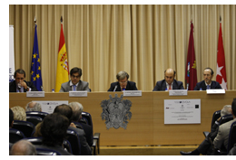 El acto fue presidido por el decano del colegio anfitri�n, Antonio Hern�ndez-Gil a quien acompa�aron el presidente del Grupo de Abogados J�venes, Fernando de Rasche, el socio del bufete DLA Piper, Juan Jim�nez-Laiglesia, el Secretario General T�cnico del Ministerio de Justicia, Santiago Hurtado Iglesias, y el presidente de la asociaci�n Scevola