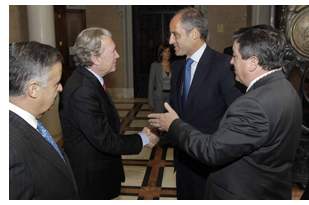 El presidente del Notariado y el decano de los notarios valencianos agradecen a la UINL la elecci�n de la capital del Turia para la celebraci�n de este acto solemne, presidido por el jefe del Govern de la Generalitat, Francisco Camps