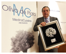 Medina Cuadros entreg� su Olivo de Plata a Vicente Boluda