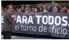 M�s de 200 abogados del Turno de Oficio se concentran a las puertas de la Ciudad de la Justicia de Valencia