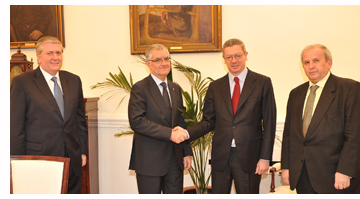 de izquierda a derecha:  El presidente del Consejo General del Notariado, Manuel L�pez Pardi�as, estrecha la mano al ministro de Justicia, Alberto Ruiz Gallard�n en presencia del vicepresidente del Consejo General del Notariado, Joan Carles Oll� ( a la izquierda) y del decano del Colegio Notarial de Madrid, Ignacio Sol�s (a la derecha)
