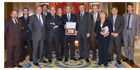 Hispajuris entrega su placa conmemorativa al presidente del Senado, P�o Garc�a-Escudero