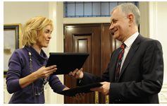 Los municipios vascos y los notarios refuerzan los derechos de las personas contribuyentes