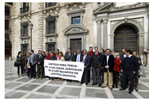 Los abogados granadinos se concentran contra las tasas judiciales y los recortes en justicia gratuita