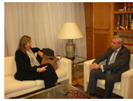 La candidata Sonia Gumpert se re�ne con el juez decano de Madrid