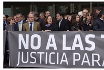 Casi 200 abogados se han concentrado a las puertas de la Ciudad de la Justicia contra las Tasas Judiciales