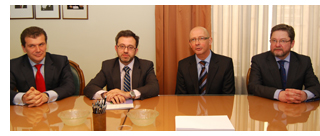 Manuel Gamb�n, consejero del Observatorio y miembro de Logalty; Jos� Juan Mu�oz, coordinador jur�dico del Observatorio y representante de Acci�n Legal; Salvador D�ez, presidente del Consejo General de Colegios de Administradores de Fincas (CGCAFE); y Rafael del Olmo, secretario del Consejo General de Colegios de Administradores de Fincas (CGCAFE).