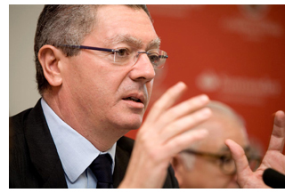 Alberto Ruiz-Gallard�n, Ministro de Justicia