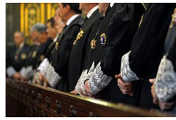 B�squeda de m�s independencia de los jueces restringiendo su derecho a la libertad de expresi�n