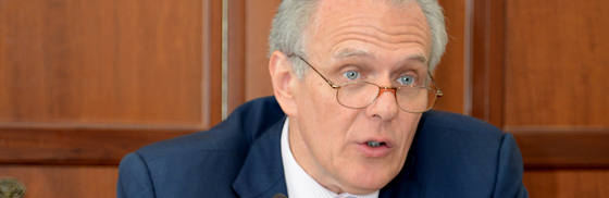 �Es necesario reforzar los controles preventivos y la transparencia de los contratos financieros�