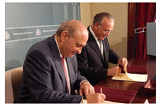 Interior y La Caixa suscriben un convenio para mejorar la reinserci�n de los internos