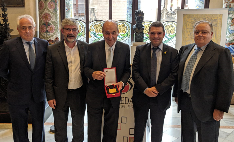 Miquel Roca con la Creu de Sant Miquel