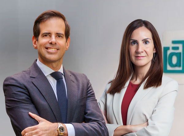 Antonio Benítez Ostos y Alicia Ibáñez, socio director y asociada de Administrativando Abogados que defienden a la Plataforma Moves que está formada por miles de afectados