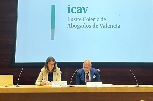 el decano del ICAV, José Soriano, y la consellera de Justicia, Transparencia y Participación, Nuria Martínez