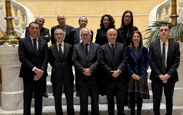 De izquierda a derecha, en primera fila, Javier Segura, decano del Colegio de Procuradores de Barcelona; Jordi Terrades, secretario general del Departamento de Territorio, Vivienda y Transición Ecológica de la Generalitat de Cataluña; José Alberto Marín, decano del Colegio; Vicente Magro; magistrado del Tribunal Supremo; Cristina Vallejo, decana del Ilustre Colegio de la Abogacía de Barcelona; y Julio Naveira, abogado; en segunda fila, Sergio Nasarre, catedrático de Derecho civil de la Universitat Rovira i Virgili; Josep Maria Espinet, jurista especializado en arrendamientos urbanos; Jaume Vernet, presidente de la Comisión Jurídica Asesora; Mercedes Blanco, abogada y administradora de fincas; y Raquel Iglesias, vicedecana del Colegio Notarial de Cataluña.
