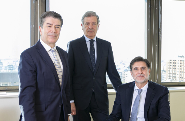 los socios directores de MBE Legal, Javier Moreno (izquierda) e Ignacio Boj (derecha) junto a Álvaro Hernando de Larramendi
