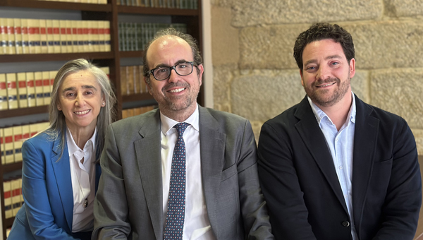 Marisé Cosmea, socia directora del grupo Lener; Ramón Ozores, socio director en Galicia y director del área Procesal Concursal; y Carlos García, socio de Mercantil / M&A en Lener