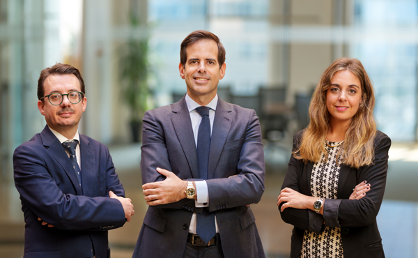 Antonio Benítez Ostos, socio director de Administrativando Abogados, flanqueado por Elena Molino y Javier Cabrera, Asociados Seniors de la firma