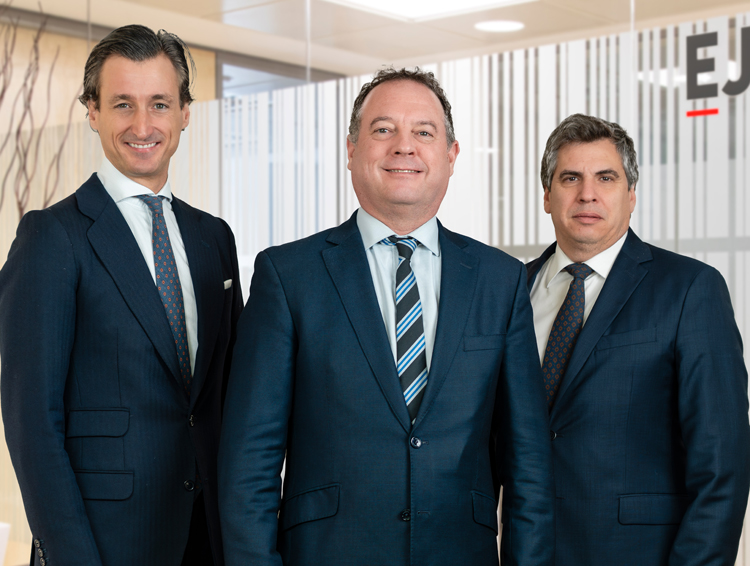 Javier Romero (socio director de la oficina de Sevilla de EJASO), Agustín Cruz (socio director de la oficina de Málaga de EJASO) y Manuel González-Haba (socio consejero de EJASO)