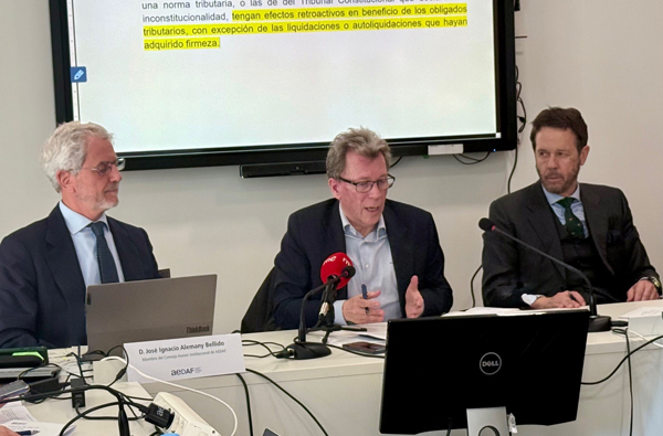 José Ignacio Alemany, miembro del Consejo Asesor Institucional de AEDAF; Daniel Gómez-Olano González, coordinador del Consejo Asesor Institucional de AEDAF y Juan Manuel Herrero de Egaña, vocal responsable del Gabinete de Estudios y Relaciones Institucionales de AEDAF