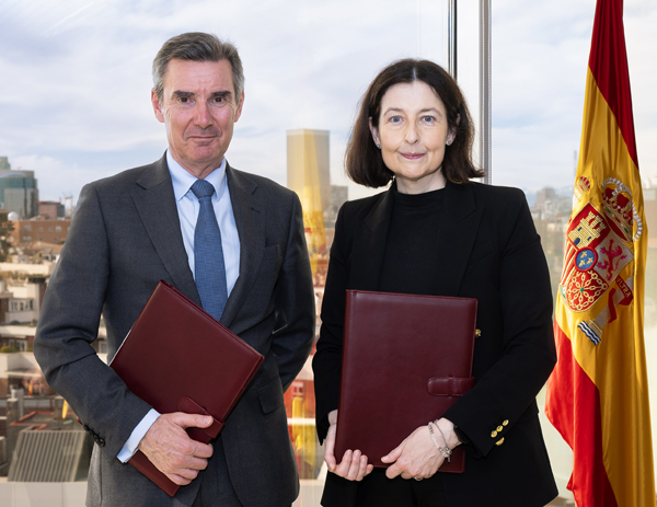 El presidente de la CNMV, Carlos San Basilio, y la presidenta del Consejo General del Notariado (CGN), Concepción Pilar Barrio Del Olmo