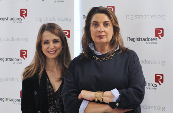 Marta Gómez Llorens, vocal de RSC y Vivienda y Teresa López, directora de Relaciones Institucionales del Colegio de Registradores