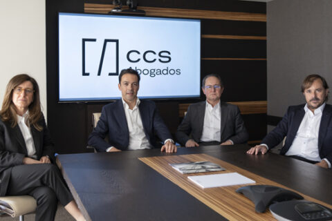 Sandra Freire, socia; Carlos Seoane, socio director, Miguel Caamaño, socio director; y Jaime Concheiro, socio director; en las oficinas de CCS Abogados