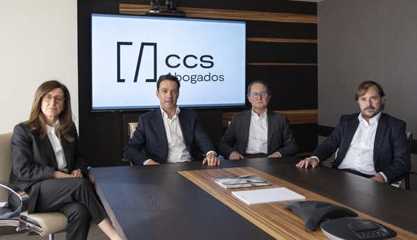 Sandra Freire, socia; Carlos Seoane, socio director, Miguel Caamaño, socio director; y Jaime Concheiro, socio director; en las oficinas de CCS Abogados