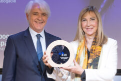 8) Salvador González, presidente de la Abogacía Española, entrega el premio nacional de los VI Premios Igualdad a Isabel Perelló, presidenta del Consejo General del Poder Judicial.