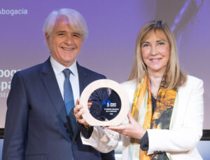 8) Salvador González, presidente de la Abogacía Española, entrega el premio nacional de los VI Premios Igualdad a Isabel Perelló, presidenta del Consejo General del Poder Judicial.