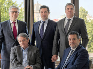 Manuel González-Haba, José Luís de Navasqüés, Juan Enrique Altimis, sentados Gonzalo Grandes y Alfredo Hernández (Presidente del Consejo)