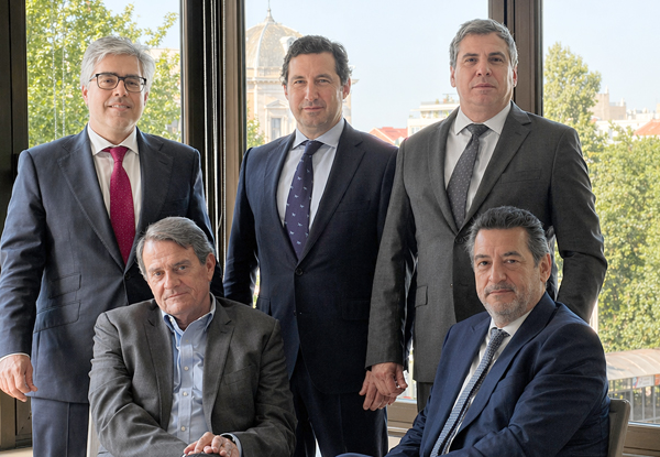 Manuel González-Haba, José Luís de Navasqüés, Juan Enrique Altimis, sentados Gonzalo Grandes y Alfredo Hernández (Presidente del Consejo)