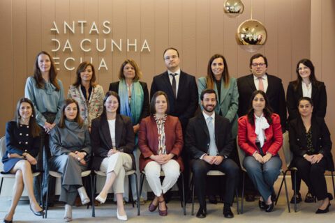 De pie (de izquierda a derecha): Jane Kirby, Isabel Moraes Cardoso, Isabel Abalada Matos, Ricardo Reis, Ana Carla Lázaro, André Levi y Maria Lunet Soeiro. Sentadas (de izquierda a derecha): Cristina Pires Pinto, Ana Pires da Silva, Diana Laezza, Filipa Esperança, Francisco Cordeiro Ferreira, Margarida Ferreira Marques y Ana Luísa Neves.