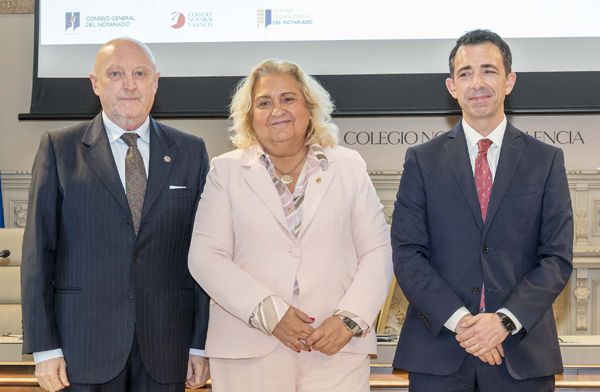 el vicepresidente del Consejo General del Notariado, Manuel Seda; la primera teniente de alcalde del Ayuntamiento de Valencia, María José Ferrer San Segundo y el decano del Colegio Notarial de Valencia; Carmelo Llopis
