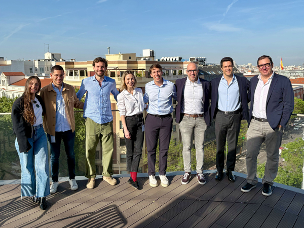 Amanda Correia y Jordan Daoudi, responsables del área de satisfacción de cliente; Oscar Bellsolell, ingeniero legal; Celia Vega-Penichet, ingeniera legal; Carlo Amato, ingeniero legal; Jorge Bestard, vicepresidente de ventas para EMEA de Harvey; Gerardo Conde Garrido, ingeniero legal y Fernando Cortés, ejecutivo de cuentas (ventas).