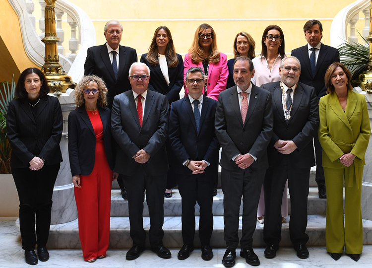 De izquierda a derecha arriba: Joan Carles Ollé, ex decano del Colegio; Lucía Pilar Gil, notaria de Barcelona; Almudena Castro-Girona, notaria de Castellbisbal; María Teresa Martín, notaria de Castell d’Aro, Platja d’Aro i s’Agaró; Raquel Iglesias, vicedecana del Colegio y Ramón García-Torrent, notario de Barcelona. Abajo: Concepción Pilar Barrio Del Olmo, presidenta del Consejo General del Notariado; Mercè Caso Señal, presidenta del Tribunal Superior de Justícia de Catalunya;  José Alberto Marín Sánchez, decano del Colegio Notarial de Cataluña; Felix Bolaños García, ministro de la Presidencia, Justicia y Relaciones con las Cortes; Ramón Espadaler, Conseller de Justícia i Qualitat Democràtica; José Marqueño de Llano, ex decano del Colegio y María Ester Pérez Jerez, Directora General de Seguridad Jurídica y Fe Pública.