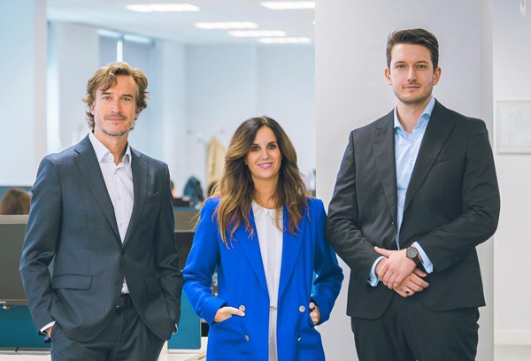 Carlos Saiz (vicepresidente de ECIX), Esmeralda Saracibar (socia) y Gary Robertson