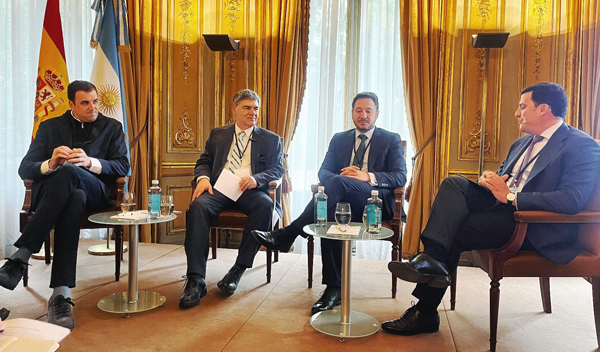 Tomás “Tomi” Pierucci (J.P. Morgan), Fernando González (El Observador España) y Juan Cerruti (Grupo Santander), moderados por Javier Bordón, socio de Belda, Bordón & Merodio